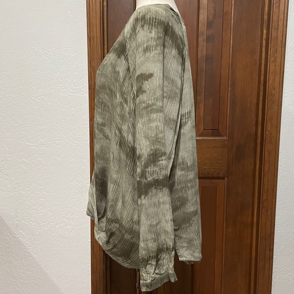 NWOT Umgee Green Tye-Dyed-ish Top Sz. L - Picture 2 of 6